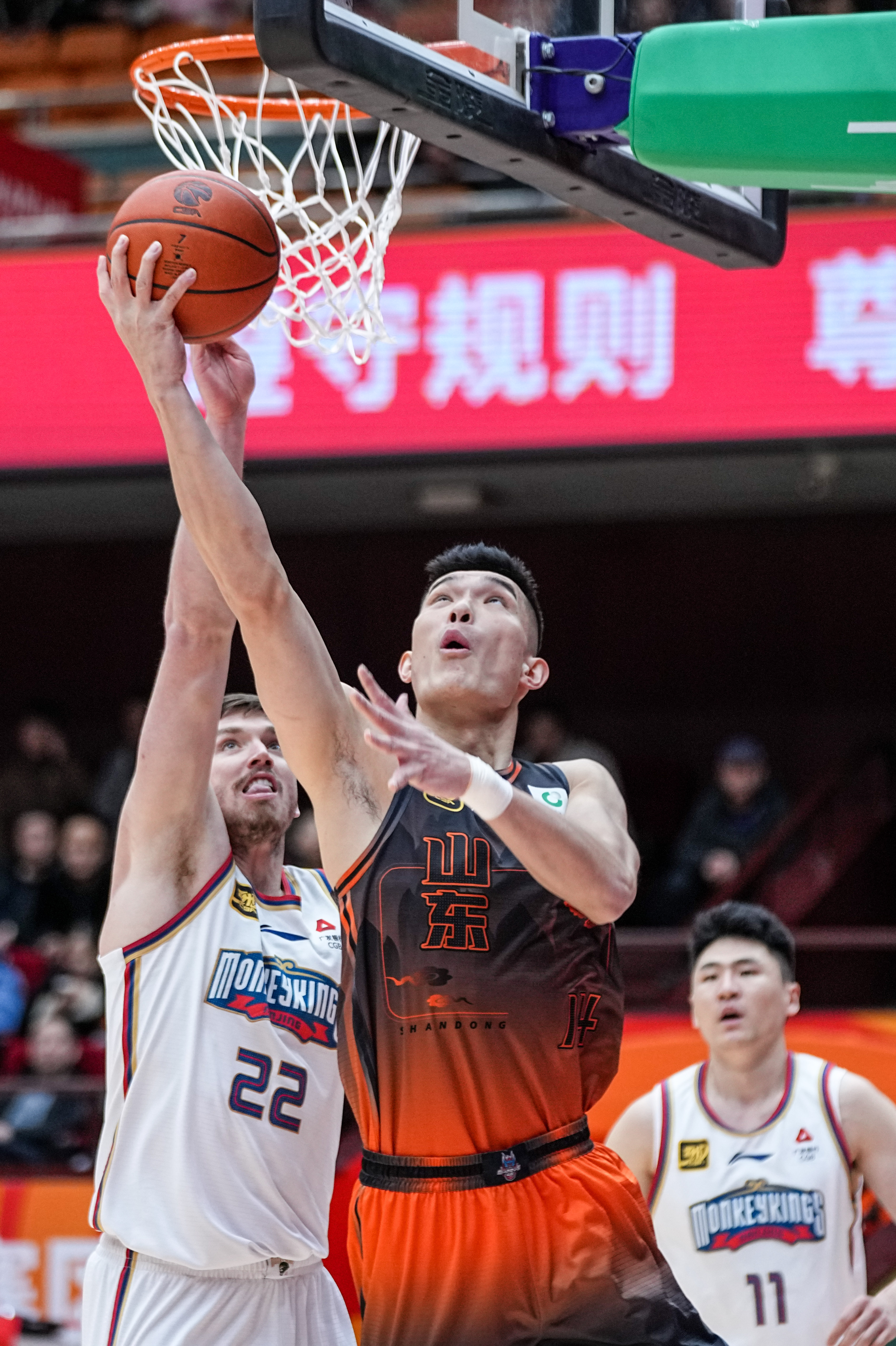 现场球员斗志昂扬，展现出色实力