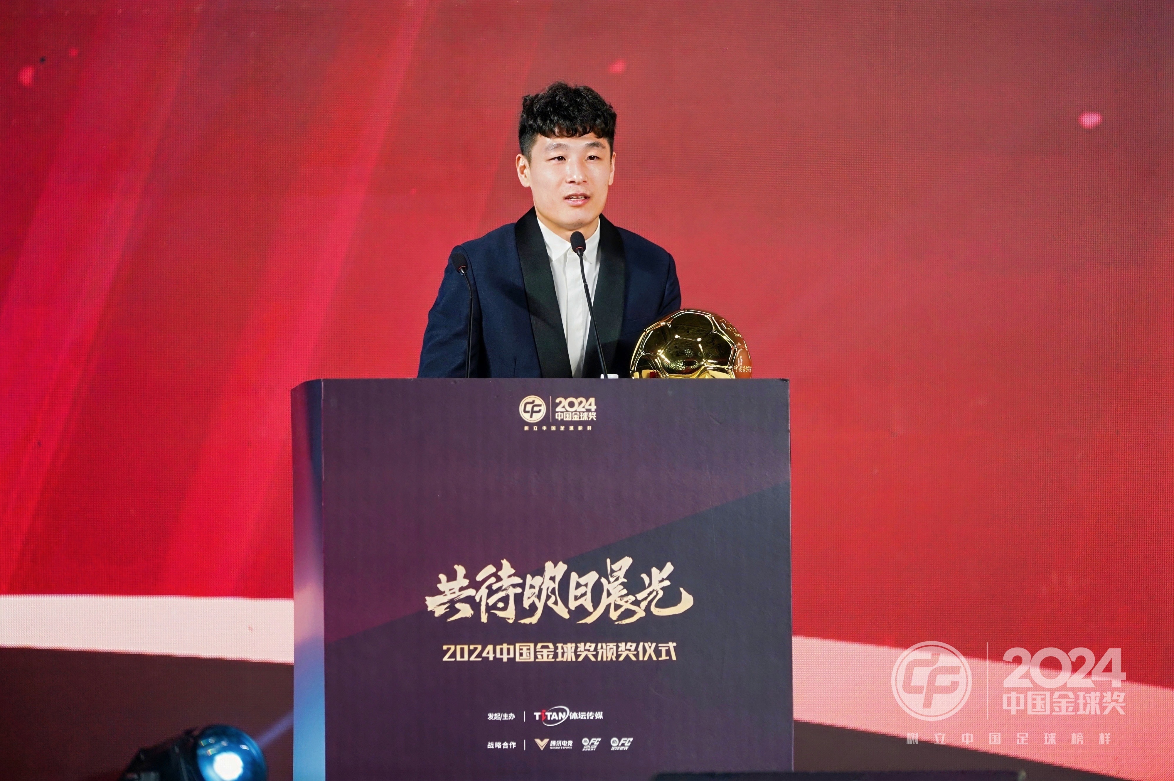 武磊攻入制胜球，埃瓦尔获得宝贵三分