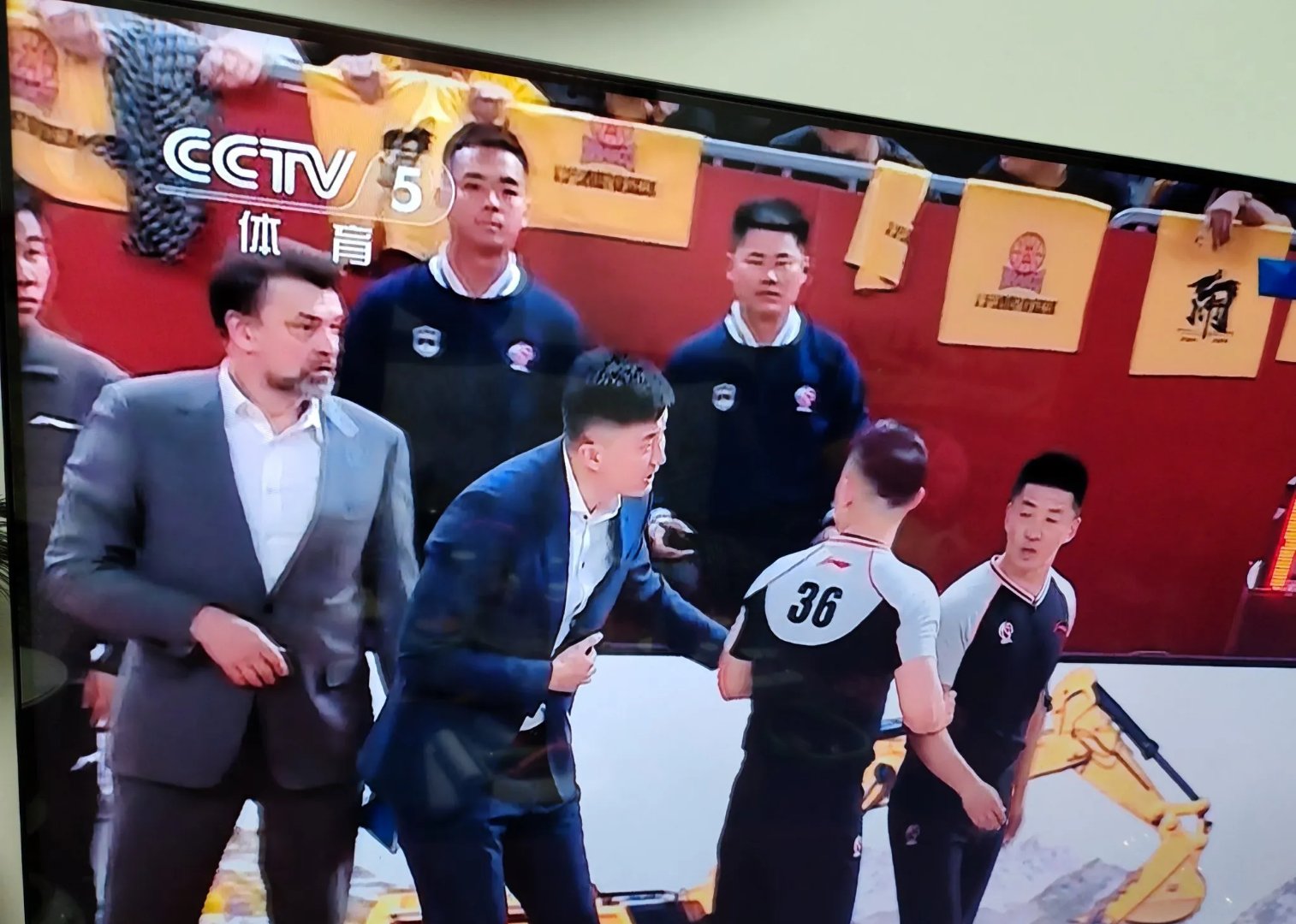 疑难问题！球队技术招式引发赛场热议
