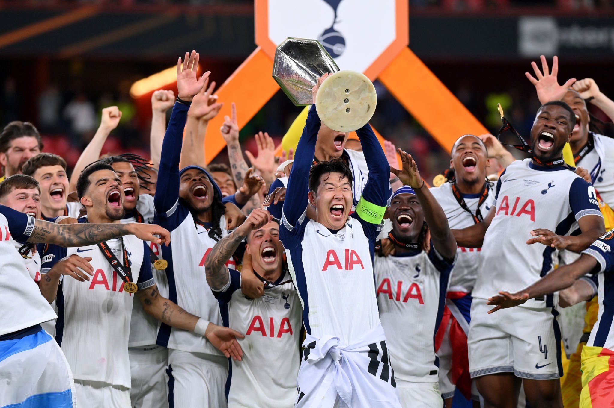 热刺主场大胜，凯恩连续进球