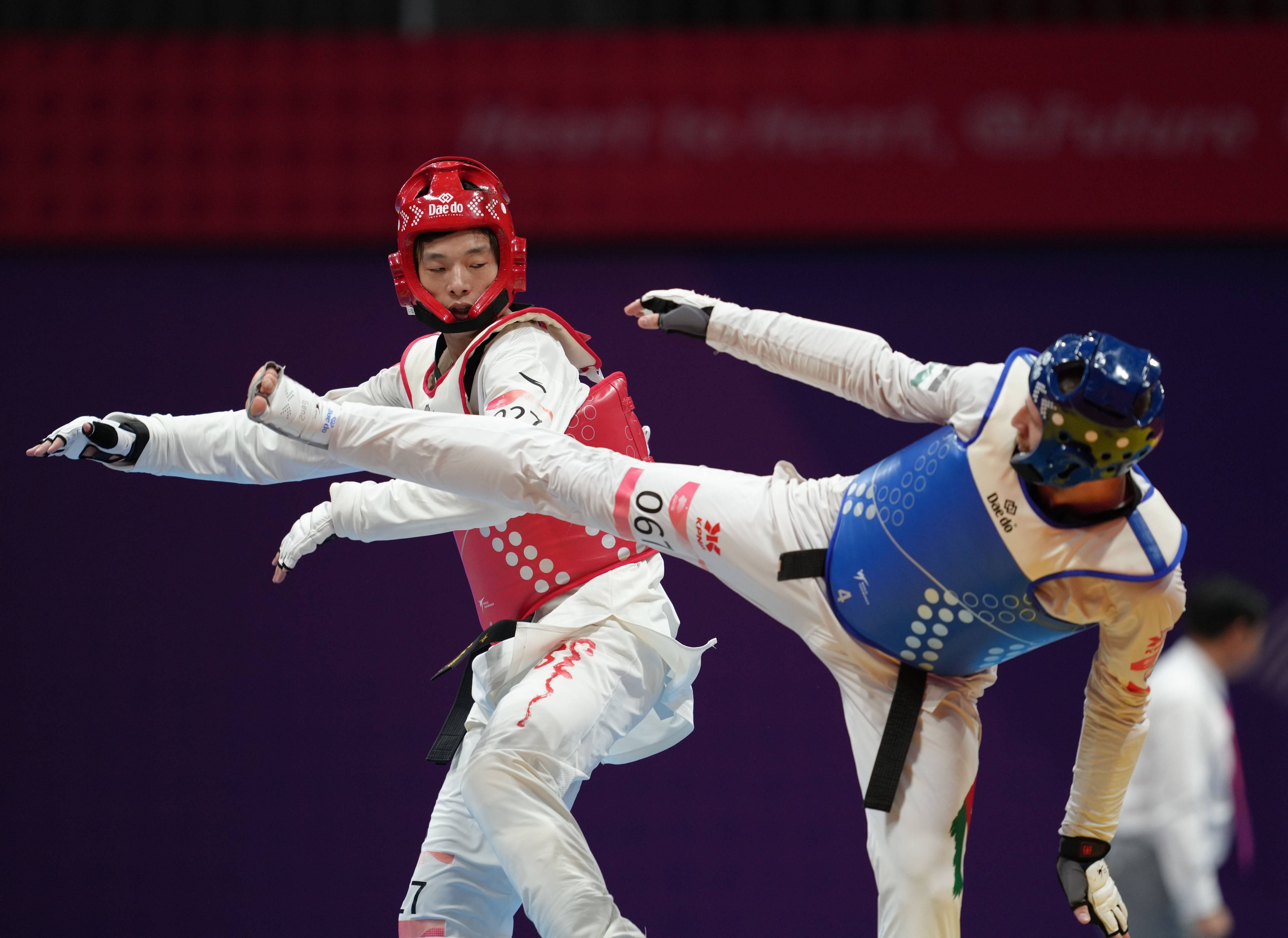 九游体育网页版-跆拳道比赛选手技不可挡屡创佳绩