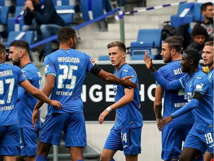 沙尔克04险胜霍芬海姆，取得关键三分