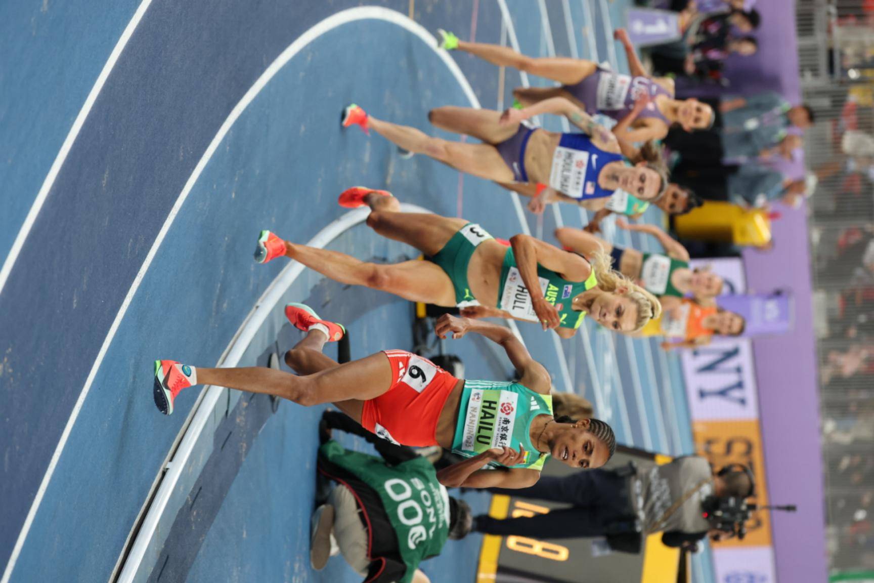 英国选手在田径比赛中斩获金牌