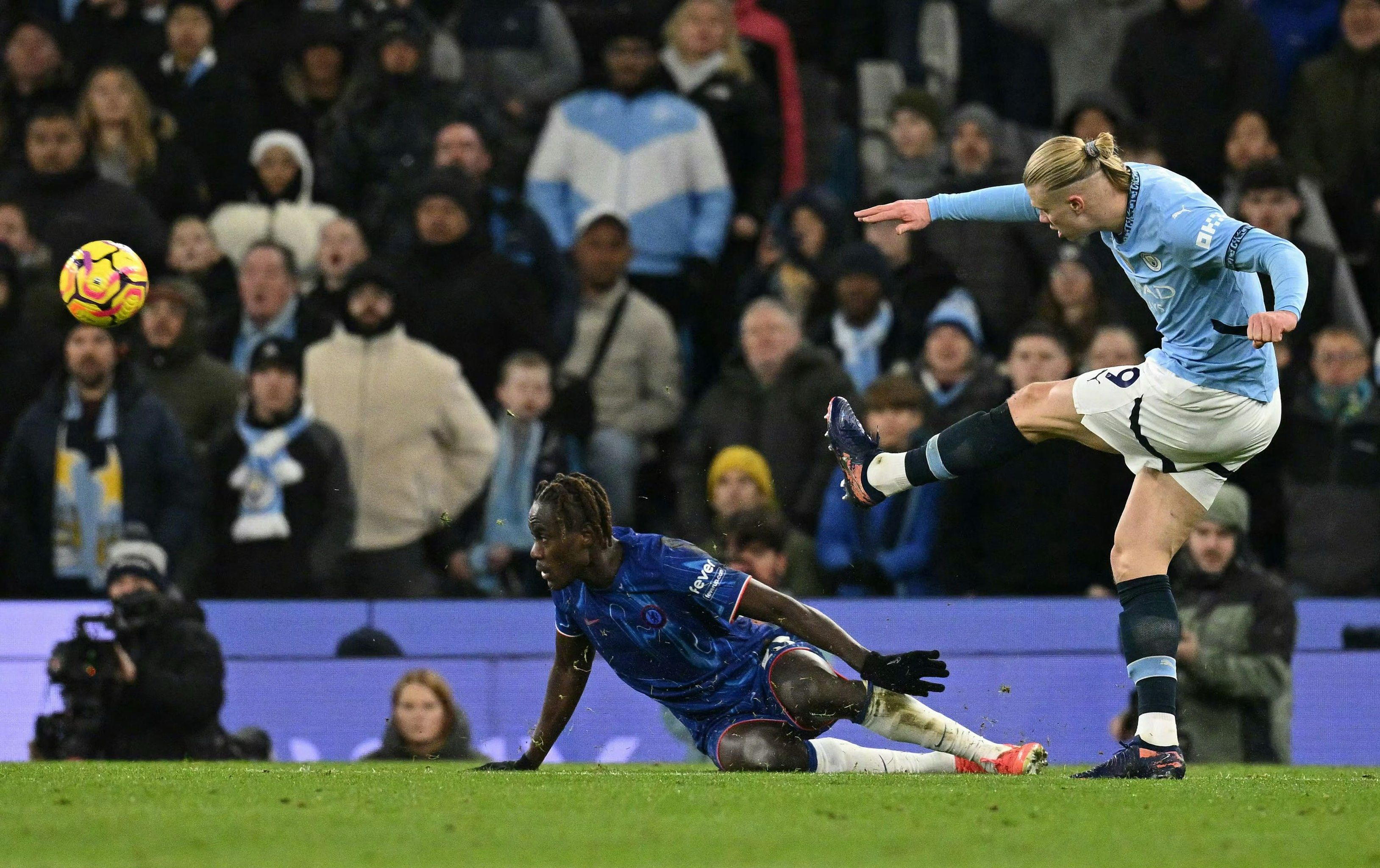 九游体育登录-曼城客场3:2惊险获胜，继续领先